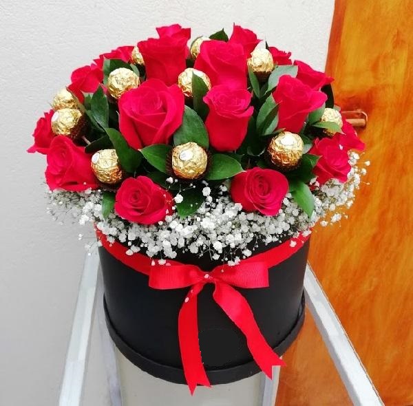 Foto de Caja  18 rosas con ferrero rocher 